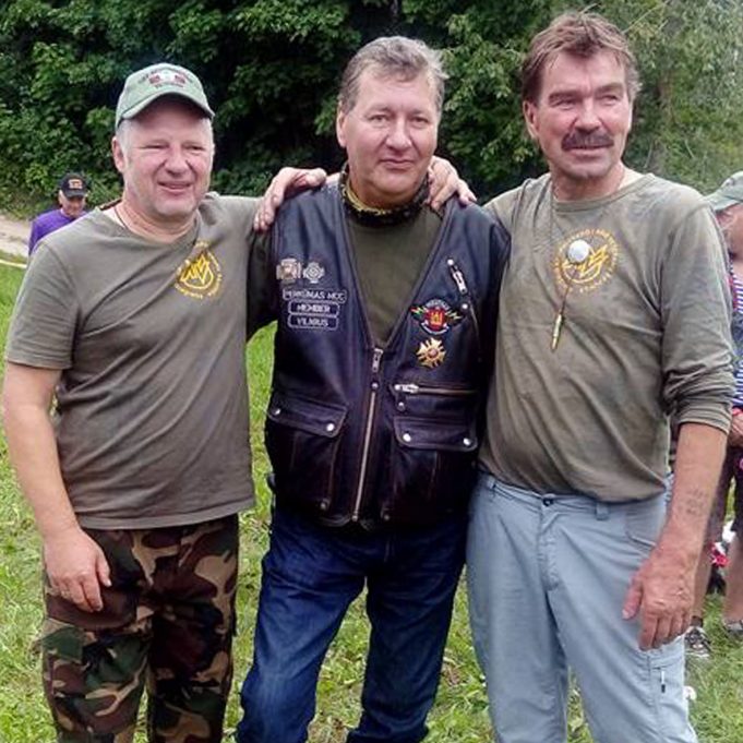 Sąskrydyje: (iš kairės) Eimantas Bieliūnas, Valdas Tutkus ir viename pulke su pastaruoju Afganistane tarnavęs kamajiškis Viktoras Liktoraitis.