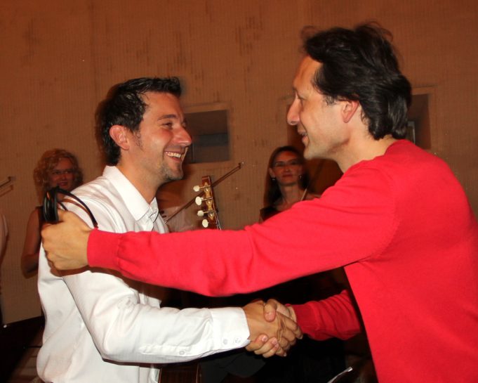 Pasibaigus koncertui muzikantams padėkojo maestro Vilhelmas Čepinskis (dešinėje).