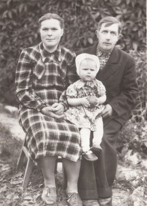 Albina Čypaitė-Širmienė su vyru Marcelinu Širma ir dukrele Regina. Dūdų šeimos archyvo nuotr. 