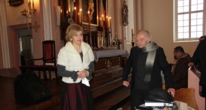 Aktorius Ferdinandas Jakšys ir solistė Jolanta Stumbrienė koncertavo Obelių bažnyčioje. D. Zibolienės nuotr.