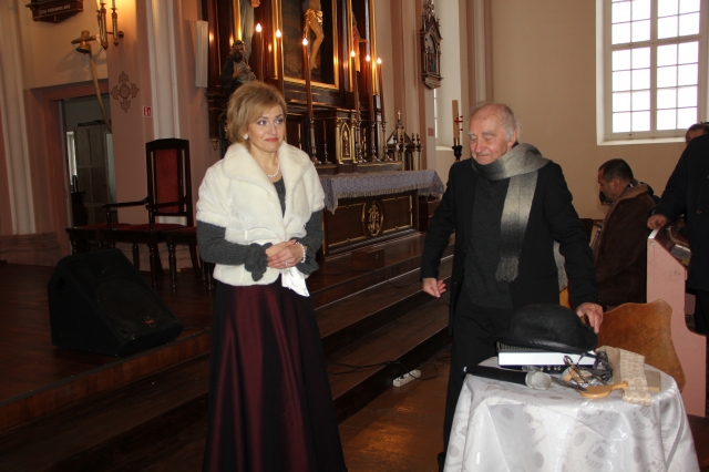 Aktorius Ferdinandas Jakšys ir solistė Jolanta Stumbrienė koncertavo Obelių bažnyčioje. D. Zibolienės nuotr.