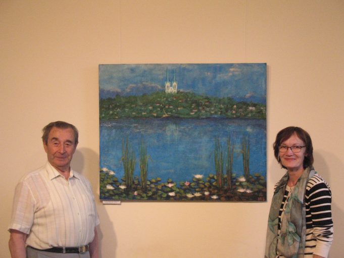 Fondų saugotoja Loreta Urbonienė ir muziejininkas Andrius Dručkus šalia menininko dovanoto paveikslo. V. Kazlausko nuotr.