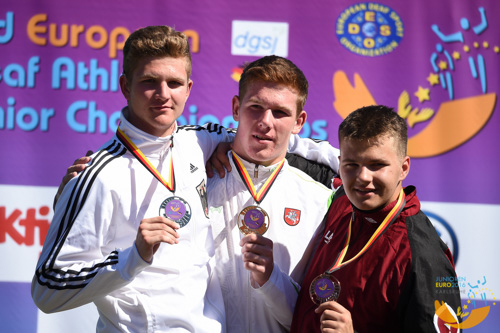 Rokiškėnas lengvaatletis Mažvydas Paurys (viduryje) rutulio stūmimo rungtyje užtikrintai įveikė varžovus. O štai disko metimo sektoriuje jo pranašumas prieš Vokietijos lengvaatletį (kairėje) buvo kuklesnis – tik 10 cm.