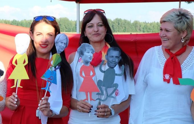 Rokiškio socialdemokratų sąskrydyje – nuotaikingas lėlių vaidinimas. LSDP Rokiškio skyriaus nuotraukos, patalpintos socialiniame tinklapyje.