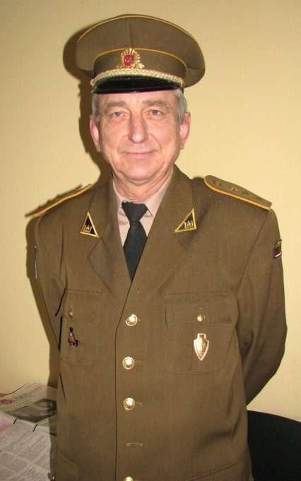 Rokiškio rajono jaunuosius šaulius subūręs Algis Veikšys mano, jog geriausias patriotinis jaunimo auklėjimas – prisiliesti prie praeities kovų, atstatant partizanų bunkerį.