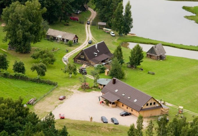 „Vieversynė“ įprastomis savaitės dienomis priima pavienius poilsiautojus, savaitgaliais sodyboje šurmuliuoja vestuvės puotos, krikštynos, jubiliejai. Asmeninio archyvo nuotr.
