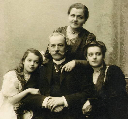 Apie 1910 m Eugenijus Dymša su žmona ir dukromis.