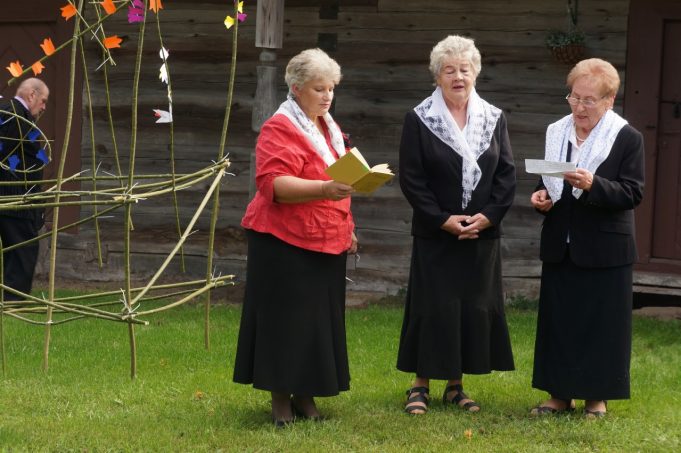 Dainuoja dusetiškės.                          