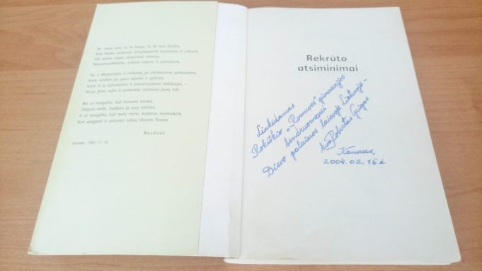 Kunigo Roberto Grigo autografuotas leidinys gimnazijos bibliotekai. Rūtos Vilutienės nuotr. 