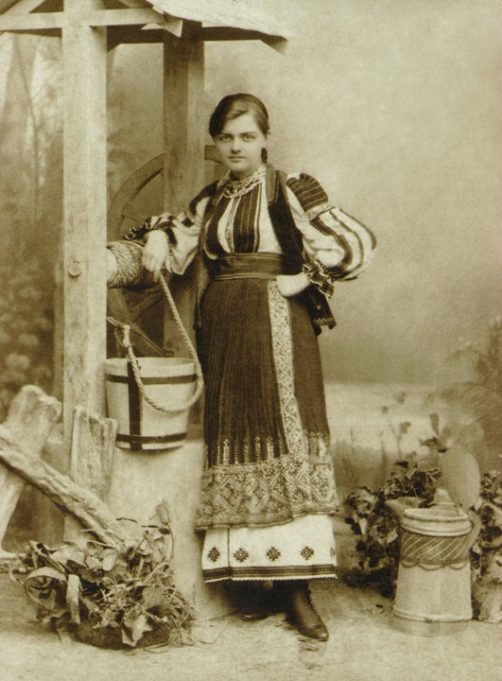 L. Dimšienė apie 1880 m su Rumunijos tautiniais rūbais. 