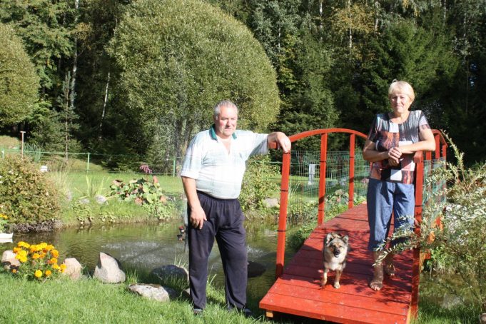 Birutė ir Alfredas Dzikavičiai negaili laiko ir darbo tam, kad sodyboje žydėtų gėlės ir būtų tvarkingas kiekvienas jos kampelis.