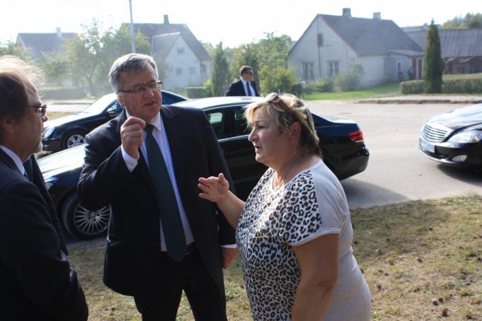 Kavoliškio bendruomenės pirmininkė Danutė Kirstukienė padėkojo gerbiamam svečiui prezidentui Bronislavui Komorovskiui už apsilankymą ir išreiškė viltį, kad graži tradicija aplankyti Rokiškio kraštą tęsis.