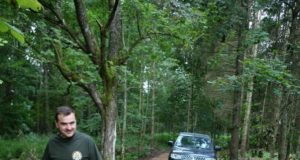 Miško kelių remonto darbai baigti. Vieną objektų apžiūri Obelių girininkas Vidmantas Šarkambiškis. Rokiškio miškų urėdijos nuotr.