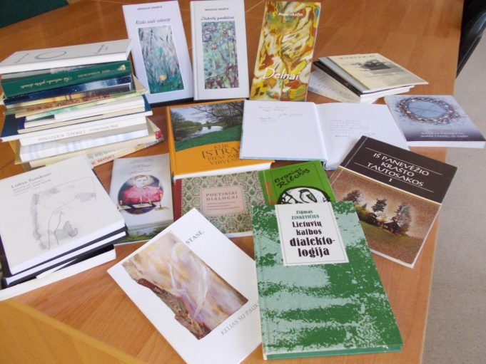 Iš kunigo, poeto Justo Jasėno dovanotų leidinių kolekcijos. Redos Kiselytės nuotr.