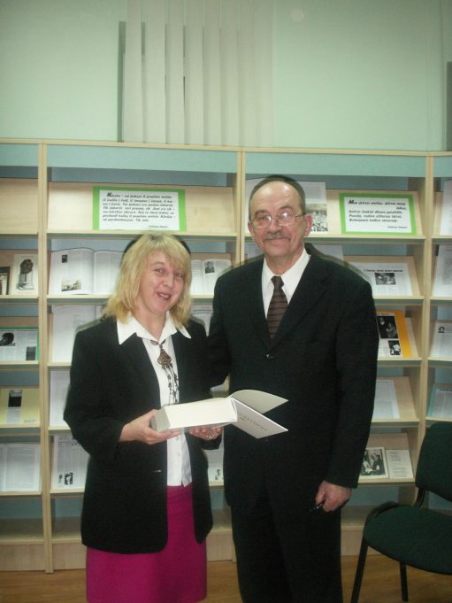 Rokiškio rajono savivaldybės Juozo Keliuočio viešojoje bibliotekoje. 2008 m. sausio 15 d. Juozo Tumo-Vaižganto gimnazijos „Romuvos“ padalinio bibliotekos vedėja Reda Kiselytė ir filosofas, pedagogas, redaktorius, visuomenės veikėjas Romualdas Ozolas po knygos „Supratimai. Parinktos 1956–2006 metų metafizinio dienoraščio mintys“ pristatymo.