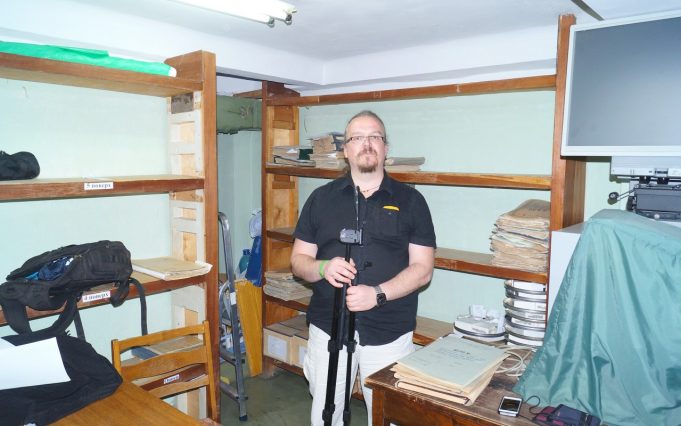 Rokiškio krašto muziejaus Istorijos skyriaus vedėjas Giedrius Kujelis pasirengęs skaitmeninti Rokiškio grafystės dokumentus.