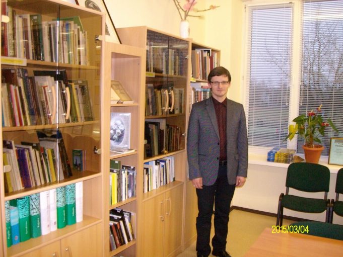 Prie gimnazijai dovanotų leidinių kolekcijos Kupiškio krašto kunigas, poetas Justas Jasėnas. 2015 m. kovo 4 d. Valiaus Kazlausko nuotr.