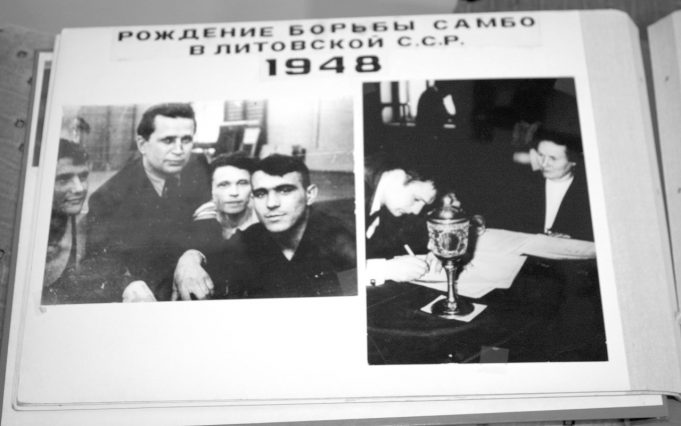  Sambo istoriją – nuotraukas, dokumentus – Pranciškus Eigminas sudėjo į albumus. Prie jų dar teks padirbėti istorikams ir sambo imtynių specialistams. 