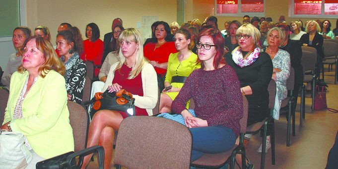 Į atvirų durų dieną susirinko tiek svečių, kad salėje prireikė papildomų kėdžių.