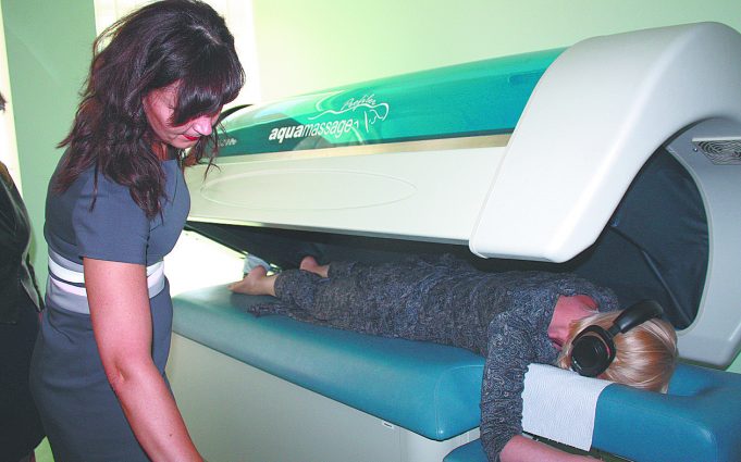 Ligoninės sveikatingumo centre – moderni aparatūra. Svečiai išbandė vandens masažo procedūrą.