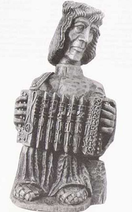 Garsusis medžio drožėjas Ipolitas Užkurnys dvasininką Antaną Strazdą įamžino su armonika. Krašto muziejaus archyvo nuotr.
