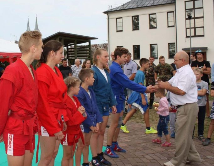 Rokiškis garsėja sambo imtynių sportininkais, trenerės Gitos Čečienės auklėtiniais. Nuotraukoje – po konferencijos Pranciškui Eigminui atminti parodomąją programą parengusius atletus apdovanojo Lietuvos sambo imtynių federacijos prezidentas Eduardas Rudas. L. Dūdaitės nuotr.