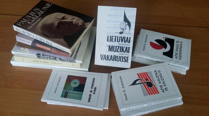 Saulės Kristinos ir Reginos Jautokačių dovanoti leidiniai gimnazijos Lituanistikos centrui. R. Vilutienės nuotr. 