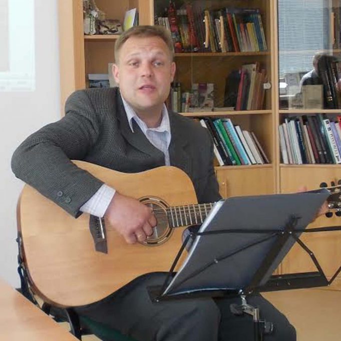 Per renginius gimnazijos skaityklos Lituanistikos centre dažnai groja ir dainuoja muzikos mokytojas Egidijus Kundrotas.