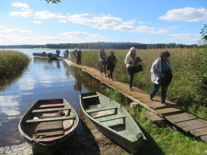 Renginio dalyviai Gipėnus pasiekė plaukdami plaustu Sartų ežeru. D. Vilkickienės nuotr.