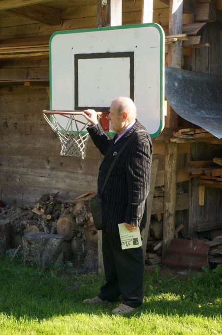 Dusetų visuomenininkas Vytautas Čypas žadėjo apie Antano Vienažindžio kūrybą parašyti miestelio laikraštyje. V. Visockienės nuotr.