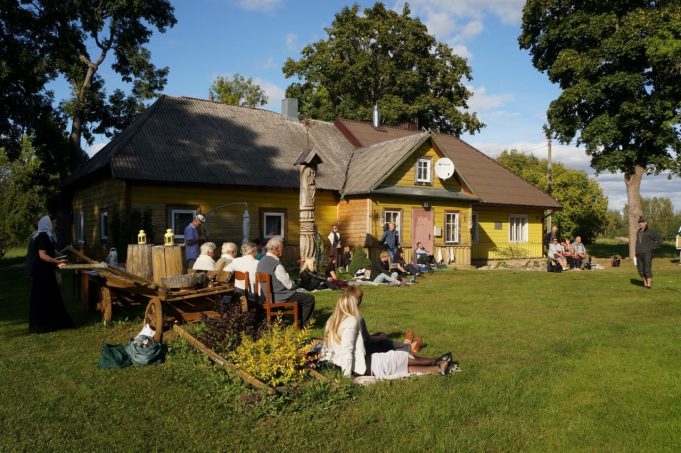 Poeto 175-ųjų gimimo metinių proga sodyboje Gipėnuose vyko renginys „Vienužio meilės giesmių taku. Intymioji Vienužio lyrika un Sartų“. V. Visockienės nuotr. 