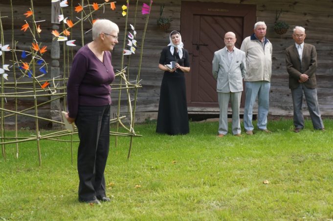 Prie Antano Vienažindžio kūrybos prisilietė jo proanūkė Irena Varnienė (kairėje) ir bibliotekininkė Audronė Telšinskienė. V. Visockienės nuotr.