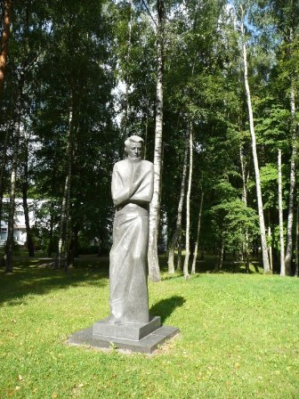 Poeto Antano Vienažindžio skulptūra Mažeikių parke, skulptorius – Gediminas Jokūbonis. S. Strazdausko nuotr. 