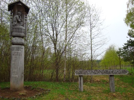 Stogastulpis ir rodyklė į poeto Antano Vienažindžio tėviškę Gipėnų kaime (Zarasų r.), medžio drožinių autorius – Stasys Karanauskas. D. Vilkickienės nuotr.