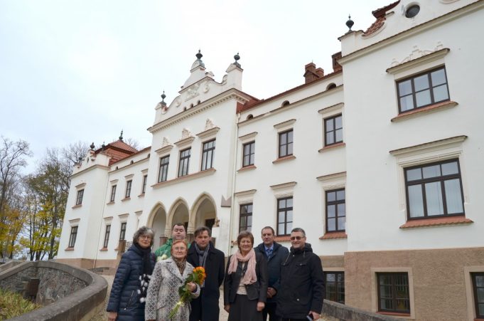 Susitikimas Rokiškio dvare (priekyje kairėje): Elena Blažienė, antroje eilėje (iš kairės): Nijolė Milaknienė, Duninas Borovskis, Janas Dzvonkovskis, Nijolė Šniokienė, Juodupės seniūnas Valdas Adamonis ir Piotras Dzvonkovskis.