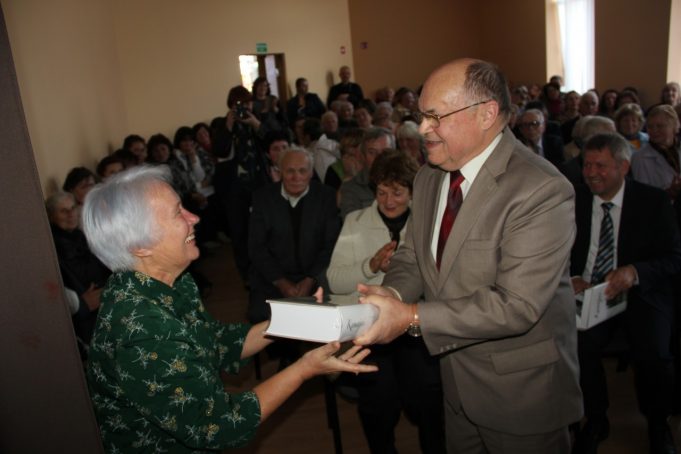 Knygos sudarytojas V. Mačiekus monografiją dovanojo Rokiškio krašto muziejaus istorikei Onutei Mackevčienei.