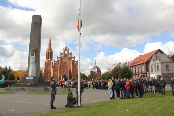 Prie paminklo buvo iškelta trispalvė, kuri plevėsuos iki Nepriklausomybės paskelbimo Lietuvoje šimtmečio.