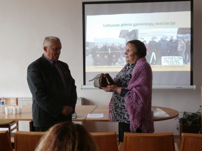 Neseniai pradėjusi veikti kooperatinė pieno perdirbimo įmonė „Pienas.lt“ siekia pagausinti superkamo pieno kiekius ir savo narių skaičių, todėl jos vadovas Naglis Narauskas aktyviai agituoja ūkininkus kooperuotis, dalyvauti produkcijos perdirbimo procese. 