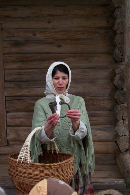 Vilė Sarulienė pasakoja apie magišką Jorės paprotį – metalo pjūklą „vilko dantims“ užrakinti. Rokiškio krašto muziejaus ir A. Minkevičienės nuotr.