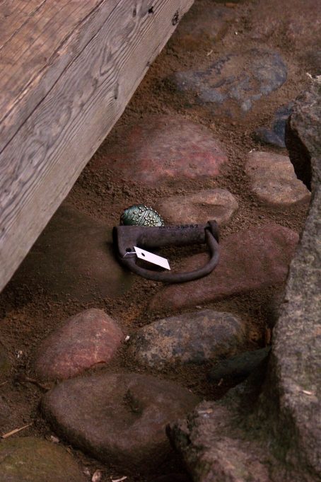 Nuo vilko pilko galvijai saugoti metalo užraktu, paslėptu po tvarto slenksčiu. 