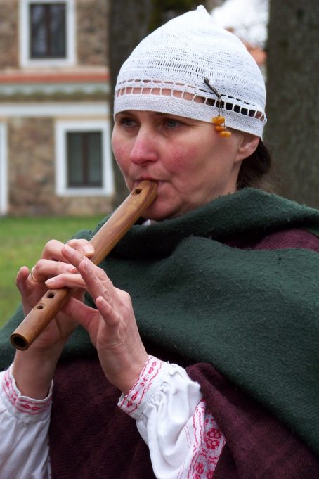 Piemenėlio šventės būtinas akcentas – švilpynė ir jos skleidžiami garsai, primenantys paukščių čiulbesį. Panevėžio kolegijos dėstytoja Danutė Bulovienė. 