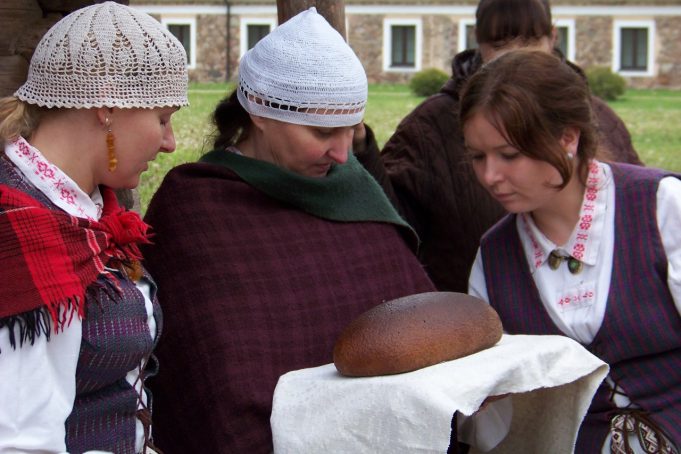 Šventės paprotys – šeimininkei laužyti duoną, ją dalyti šeimyniškiams ir elgetoms, kad gyvenimas dosnus ir geras būtų. 