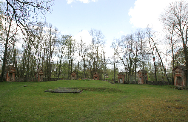 Išlikusios 1883 m. Antano Vienažindžio rūpesčiu Laižuvos bažnyčios šventoriuje pastatytos Kryžiaus kelio koplytėlės. S. Strazdausko nuotr. 
