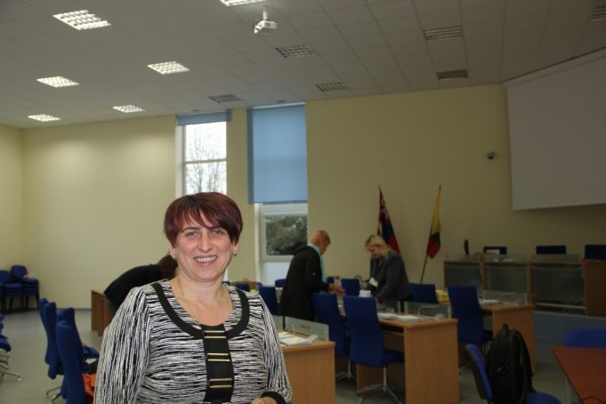 Apygardos komisijos pirmininkė Olia Samėnienė: "Rinkimai vyksta sklandžiai".