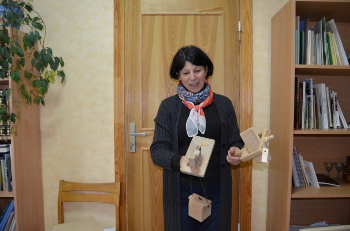 Vilės Sarulienės rankose – piemenukų mediniai muzikos instrumentai: terkšlės ir kleketas. 