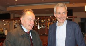 Rinkimų vakarą Seimo narys Vytautas Saulis (kairėje) pasveikino laimėtoją Raimundą Martinėlį.