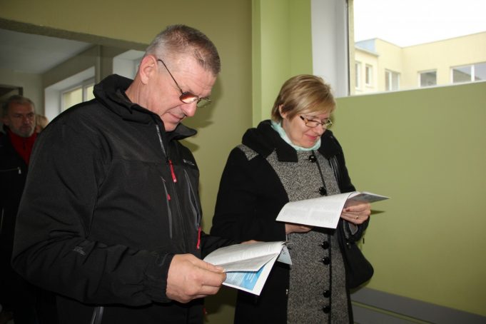 Laukdami eilėje tyrinėjo kandidatų programas.