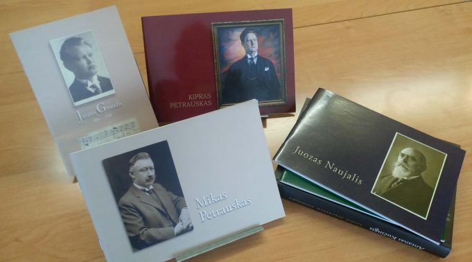 Lietuvos muzikų dovanotos įvairios laikmenos su autografais. R. Vilutienės nuotr. 