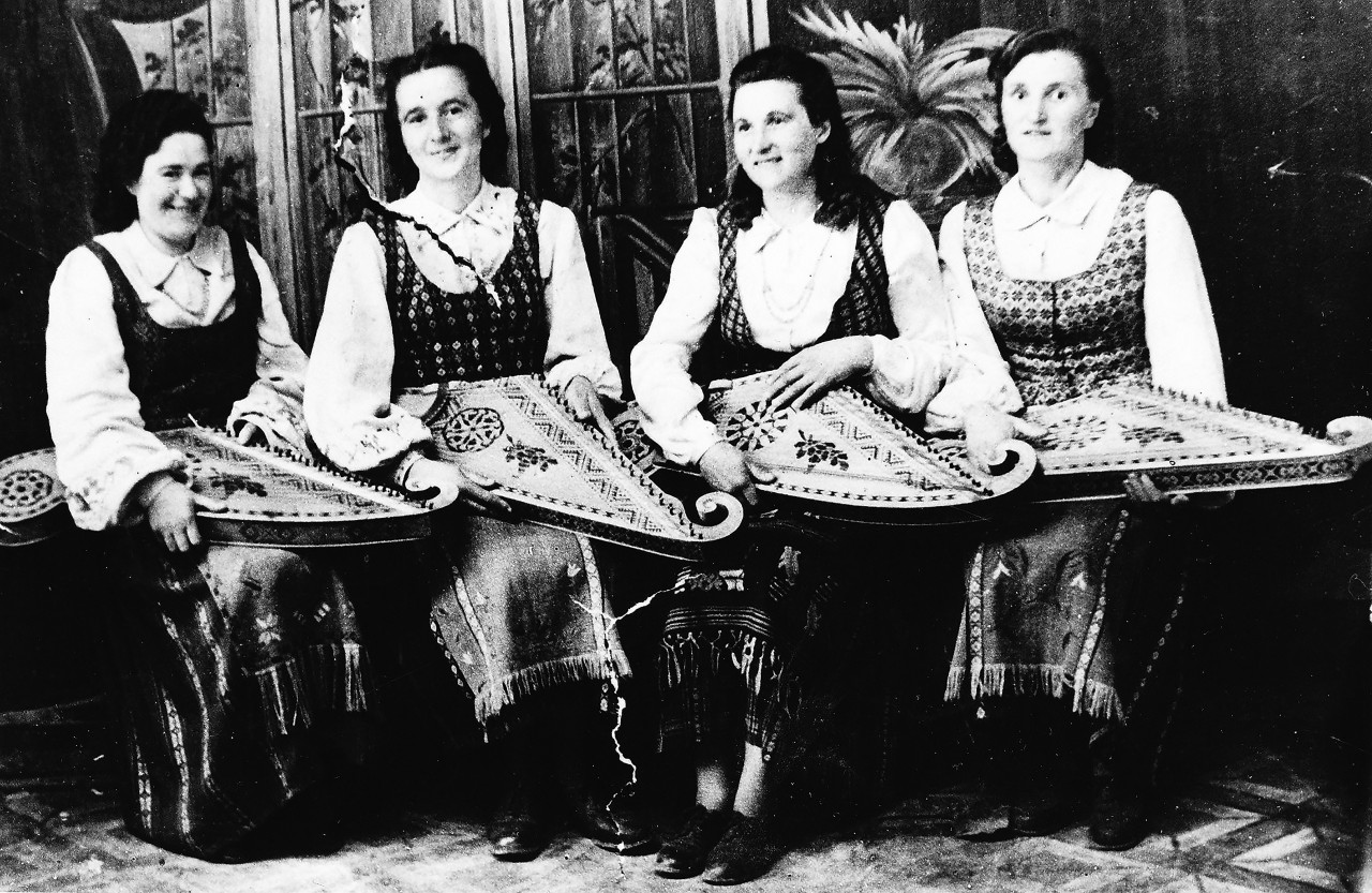 Ekspedicijų metu Rasai Bimbienei muzikantės Adelė Niauraitė-Matulevičienė ir Liucija Niauraitė-Makuškienė parodė nuotrauką, kurioje jos įamžintos televizijos laidoje.