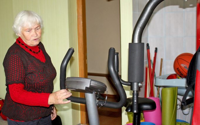 „Artrito“ klubo pirmininkė Albina Bražiūnienė aprodė salę, kurioje tris kartus per savaitę mankštinasi sergantieji.